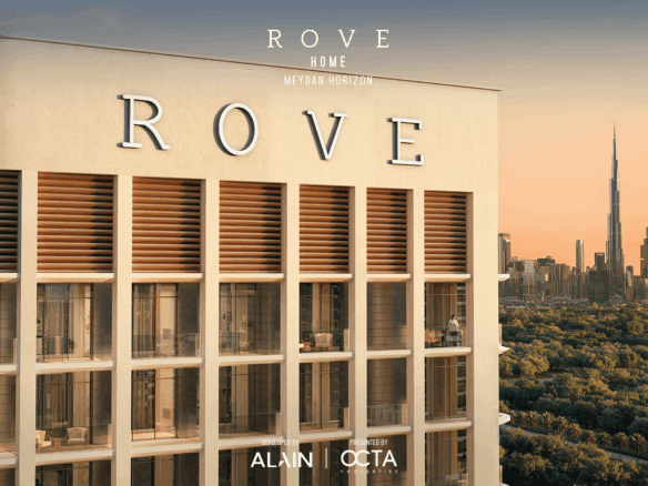בחזית ניצב בניין מודרני של ROVE HOME עם חלונות גדולים ואלמנטים מעץ; קו הרקיע של מיידן (MAYDAN) המרוחק, הכולל את בורג' חליפה, משתרע על פני האופק, כשמתחתיו צמחייה ומעל שמיים בשעת השקיעה.