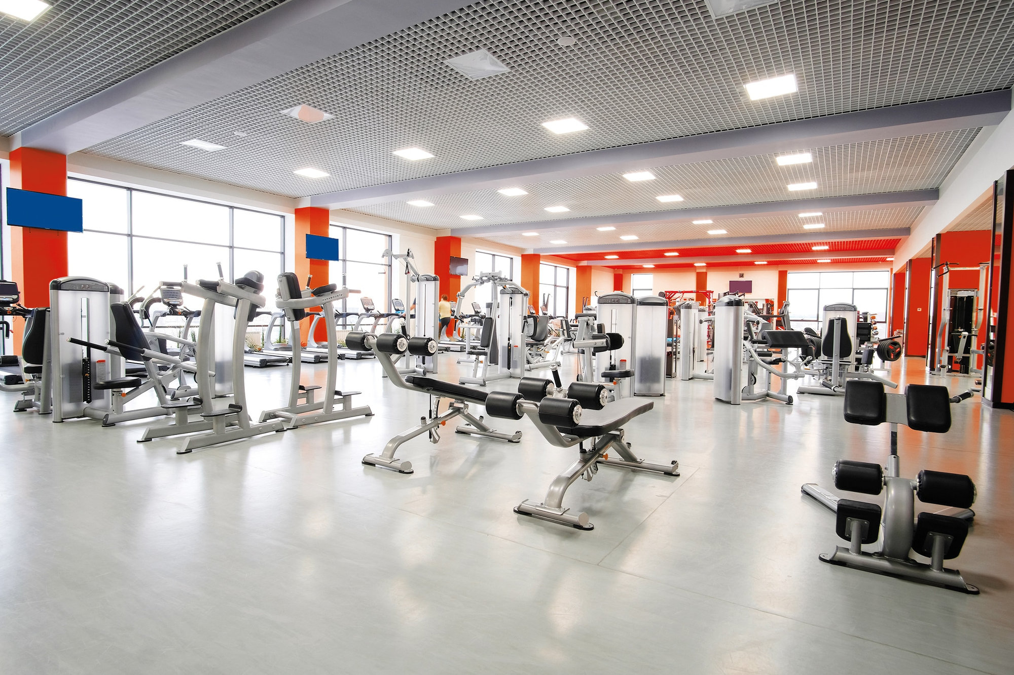 חדר כושר SPORTZ מרווח ומודרני, עם מכשירי כושר מגוונים, ספסלי משקולות ומשקולות חופשיות המסודרים בקפידה. חלונות גדולים מכניסים אור טבעי אל תוך החלל, שבו הרצפה נקייה וצבעי העיצוב ניטרליים. אין אנשים במקום. חדר כושר SPORTZ מרווח ומודרני, עם מכשירי כושר מגוונים, ספסלי משקולות ומשקולות חופשיות המסודרים בקפידה. חלונות גדולים מכניסים אור טבעי אל תוך החלל, שבו הרצפה נקייה וצבעי העיצוב ניטרליים. אין אנשים במקום.