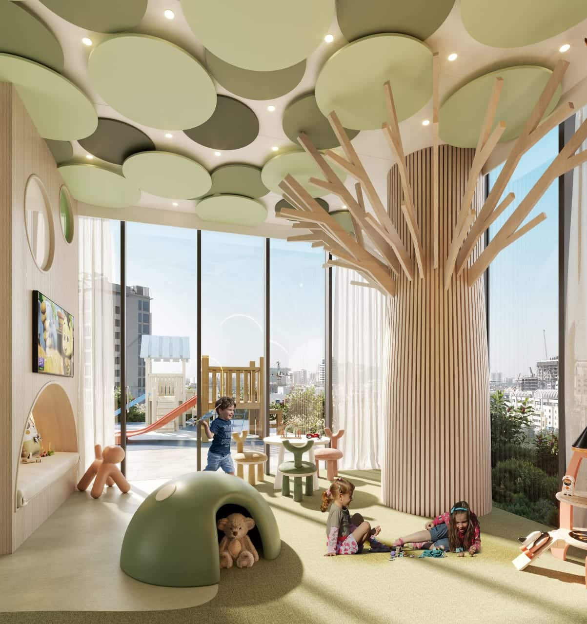 הילדים משחקים בחדר משחקים מקורה, מואר ומודרני, המעוצב בסגנון של עצים ועלים, עם עץ מלאכותי גדול, לוחות תקרה עגולים, צעצועי פרווה, בית משחקים וחלונות גדולים המשקיפים על נוף עירוני. הילדים משחקים בחדר משחקים מקורה, מואר ומודרני, המעוצב בסגנון של עצים ועלים, עם עץ מלאכותי גדול, לוחות תקרה עגולים, צעצועי פרווה, בית משחקים וחלונות גדולים המשקיפים על נוף עירוני.