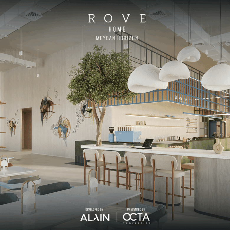 פנים בית קפה מודרני ומרווח בעיצוב ROVE HOME, עם קירות בהירים, תקרות גבוהות, צמחייה שופעת בתוך המבנה וריהוט עץ עכשווי. תאורה דקורטיבית ואלמנטים אמנותיים על הקירות יוצרים אווירה מזמינה ומאווררת.