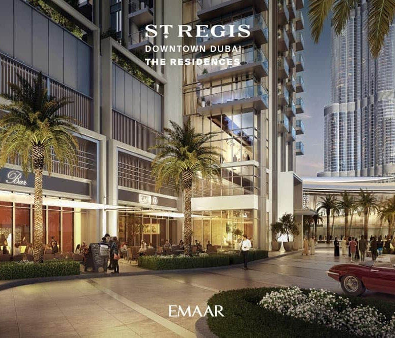 Роскошное современное здание под названием "St-Rergis Downtown Dubai The Residences" на фоне пальм, прогуливающихся людей, ресторанов под открытым небом и небоскреба Бурдж-Халифа; логотип EMAAR внизу изображения.