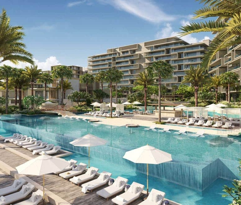 אתר הנופש היוקרתי Six Senses בפאלם ג'ומיירה כולל מבנים מודרניים בני מספר קומות, עצי דקל מתנדנדים ובריכת אינסוף מרהיבה המדורגת במפלסים, המוקפת במיטות שיזוף ושמשיות לבנות ביום שטוף שמש.