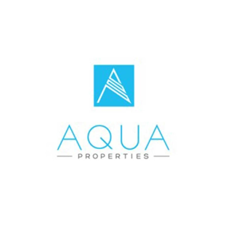 Логотип компании Aqua Properties представляет собой синий квадрат с белой, дизайнерской буквой А над словами AQUA PROPERTIES, выполненными современным шрифтом в полный рост, светло-голубого цвета на белом фоне.
