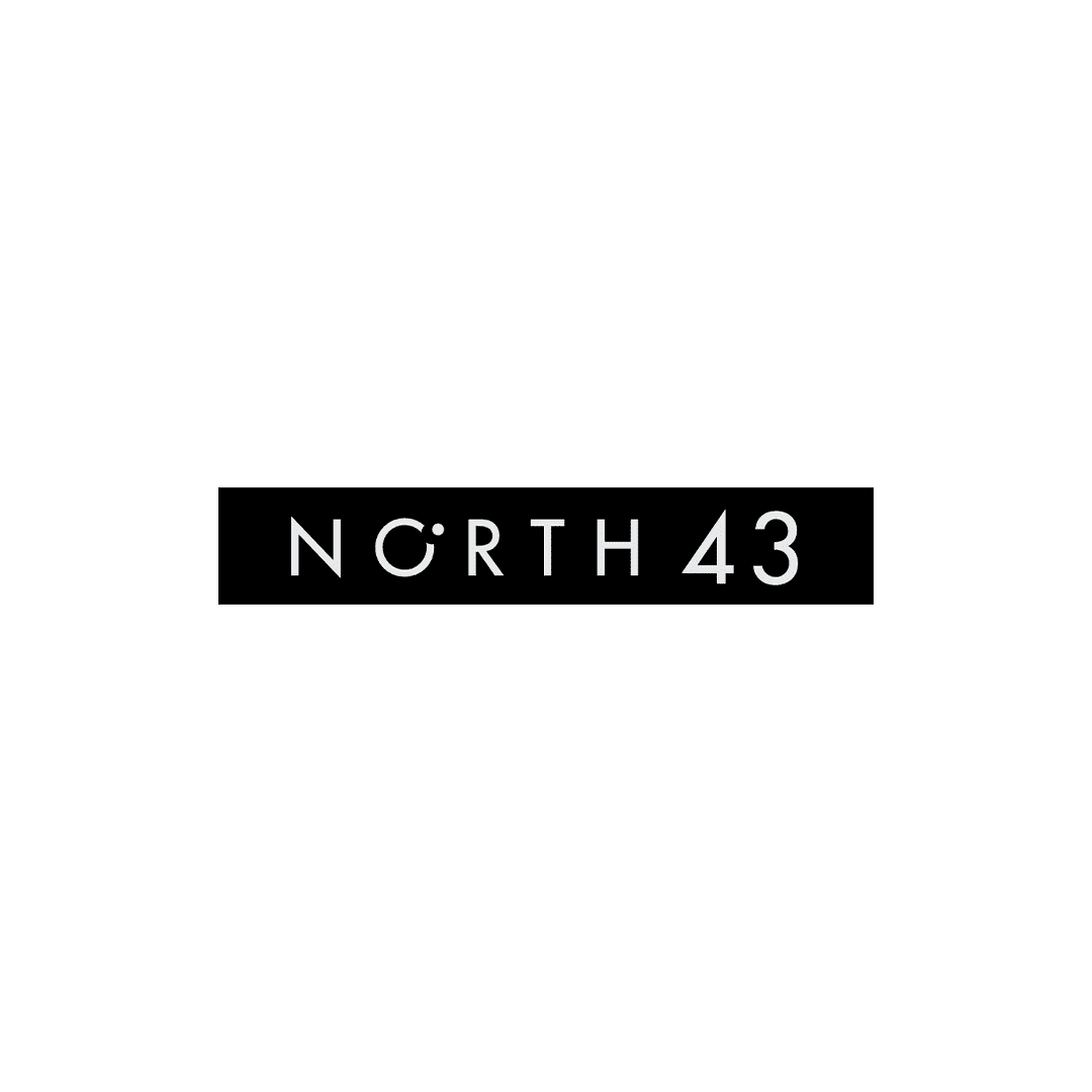 מלבן שחור עם הכיתוב NORTH 43 בגופן לבן, מודרני ונטול סריפים. האות O במילה NORTH מעוצבת כעיגול קטן עם נקודה בפינה הימנית העליונה, המזכירה את סמל המעלות — מושלם לכתובת אלגנטית בבוורלי בולוורד. מלבן שחור עם הכיתוב NORTH 43 בגופן לבן, מודרני ונטול סריפים. האות O במילה NORTH מעוצבת כעיגול קטן עם נקודה בפינה הימנית העליונה, המזכירה את סמל המעלות — מושלם לכתובת אלגנטית בבוורלי בולוורד.