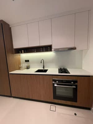 המטבח המודרני ב-Prime Residency 3 כולל ארונות עליונים לבנים, ארונות תחתונים מעץ, כיור שחור, כיריים גז ותנור מובנה. משטח הקיר הלבן והמשטח הנקי יוצרים חלל אלגנטי ומזמין. המטבח המודרני ב-Prime Residency 3 כולל ארונות עליונים לבנים, ארונות תחתונים מעץ, כיור שחור, כיריים גז ותנור מובנה. משטח הקיר הלבן והמשטח הנקי יוצרים חלל אלגנטי ומזמין.