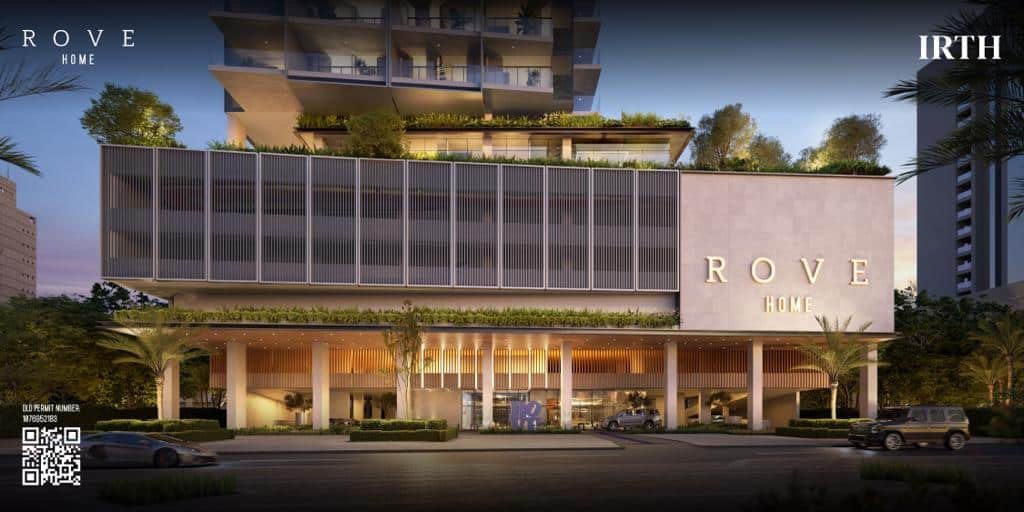 בניין מודרני עם שלט “ROVE HOME”, הכולל חלונות גדולים, צמחייה במרפסות ותאורה חמימה. בכניסה נראים עצי דקל ומכוניות. לוגו IRTH מופיע בפינה הימנית העליונה. בניין מודרני עם שלט "ROVE HOME", הכולל חלונות גדולים, צמחייה במרפסות ותאורה חמימה. בכניסה נראים עצי דקל ומכוניות. לוגו IRTH מופיע בפינה הימנית העליונה.