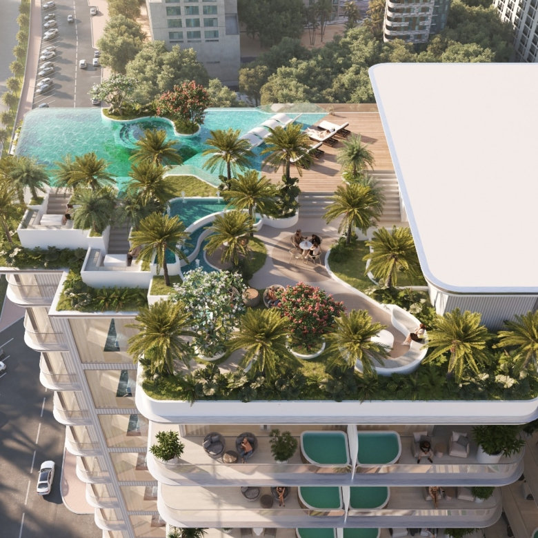 מבט אווירי על הבניין המודרני COVE EDIOTION 4, עם גני גג שופעים, עצי דקל, בריכה מעוקלת, כסאות נוח ופינות ישיבה חיצוניות המשקיפות על רחוב עירוני תוסס, בעיצוב IMTIAZ, על רקע הצמחייה הירוקה שמסביב.