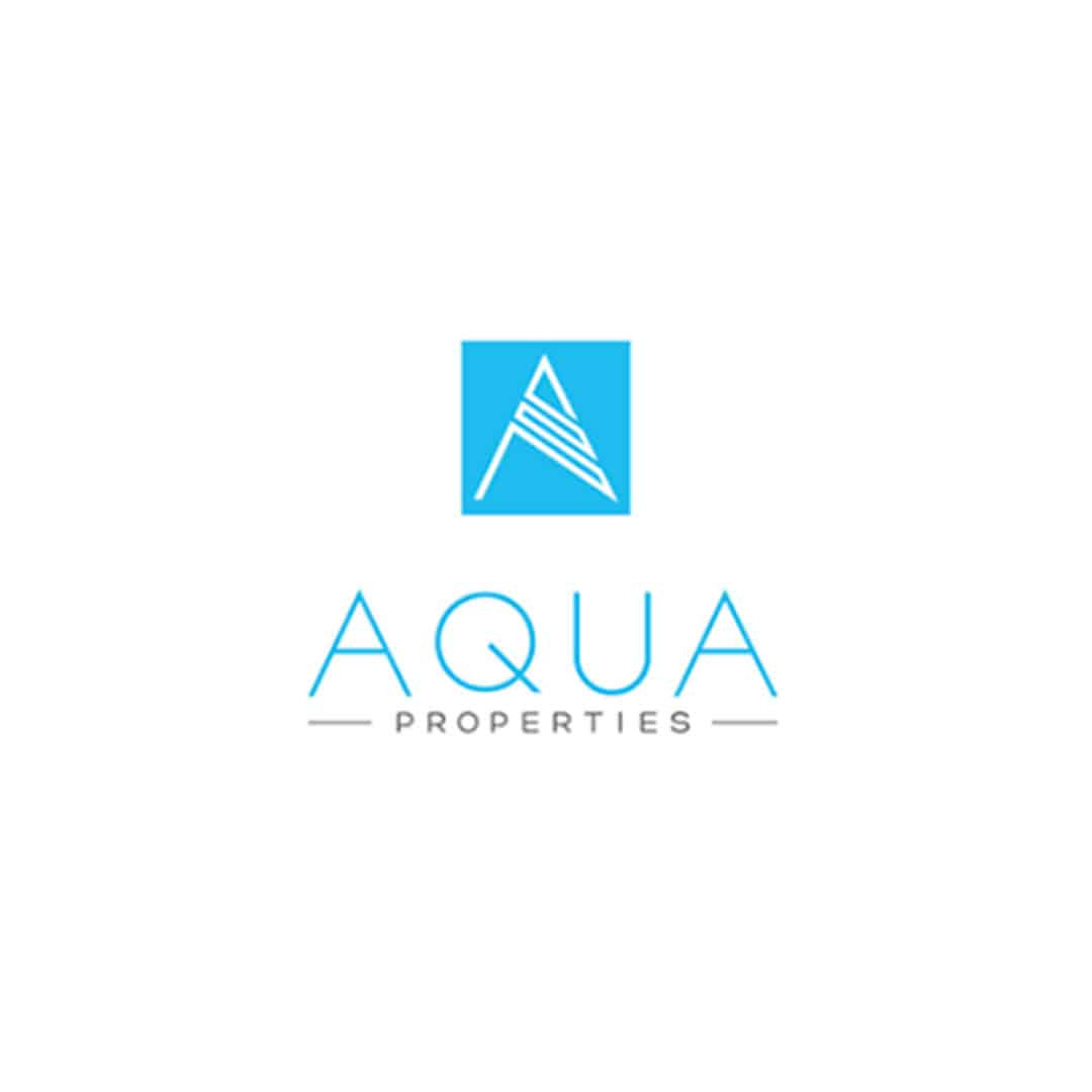 לוגו של Aqua Properties, הכולל את האות A המעוצבת בקווים אלכסוניים בתוך ריבוע כחול, מעל שם החברה AQUA בכחול, ומתחתיו המילה PROPERTIES באותיות אפורות קטנות יותר, המסמלות תחושת קהילתיות. לוגו של Aqua Properties, הכולל את האות A המעוצבת בקווים אלכסוניים בתוך ריבוע כחול, מעל שם החברה AQUA בכחול, ומתחתיו המילה PROPERTIES באותיות אפורות קטנות יותר, המסמלות תחושת קהילתיות.
