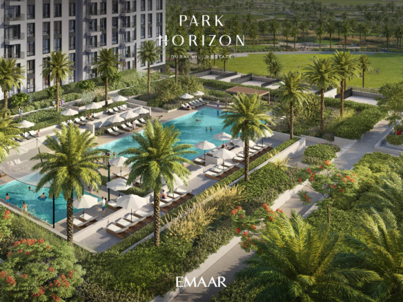 מבט אווירי על PARK HORIZON, מתחם דירות יוקרתי הכולל בריכת שחייה, מיטות שיזוף, שמשיות, עצי דקל, גנים ושטחים ירוקים פתוחים. מופיעים הכיתובים "PARK HORIZON DUBAI HILLS ESTATE" ו-"EMAAR".