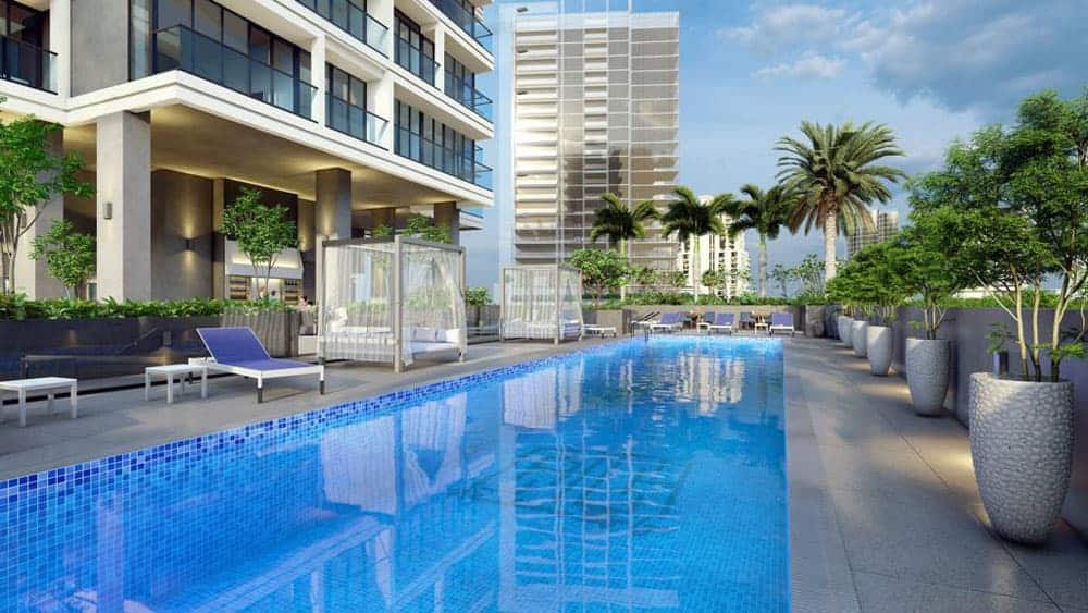 הבריכה החיצונית המודרנית ב-Catch Residences מוקפת בכיסאות נוח, בקתות נופש ועציצים, כשברקע ניצב מגדל רב-קומות ועצי דקל תחת שמיים מעוננים חלקית. הבריכה החיצונית המודרנית ב-Catch Residences מוקפת בכיסאות נוח, בקתות נופש ועציצים, כשברקע ניצב מגדל רב-קומות ועצי דקל תחת שמיים מעוננים חלקית.