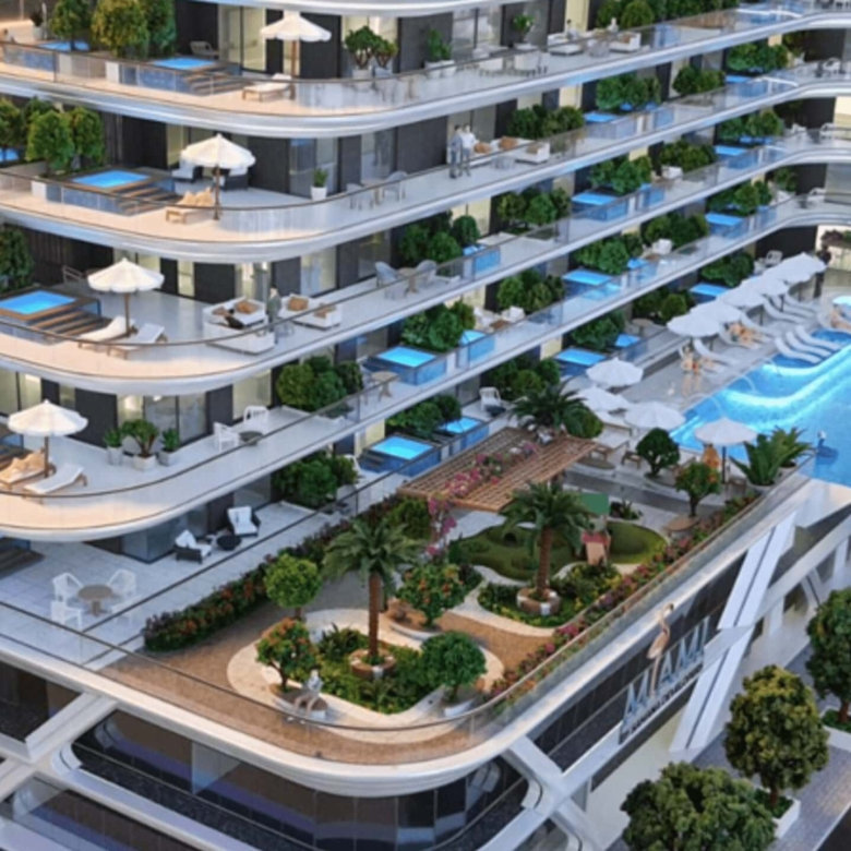 Жилой комплекс Samana Miami представляет собой современное многоэтажное здание с балконами, опоясывающими весь корпус, садами на крыше, частными бассейнами и просторным центральным бассейном, окруженным шезлонгами. С улицы открывается вид на автомобили и пышную зелень вдоль тротуара.