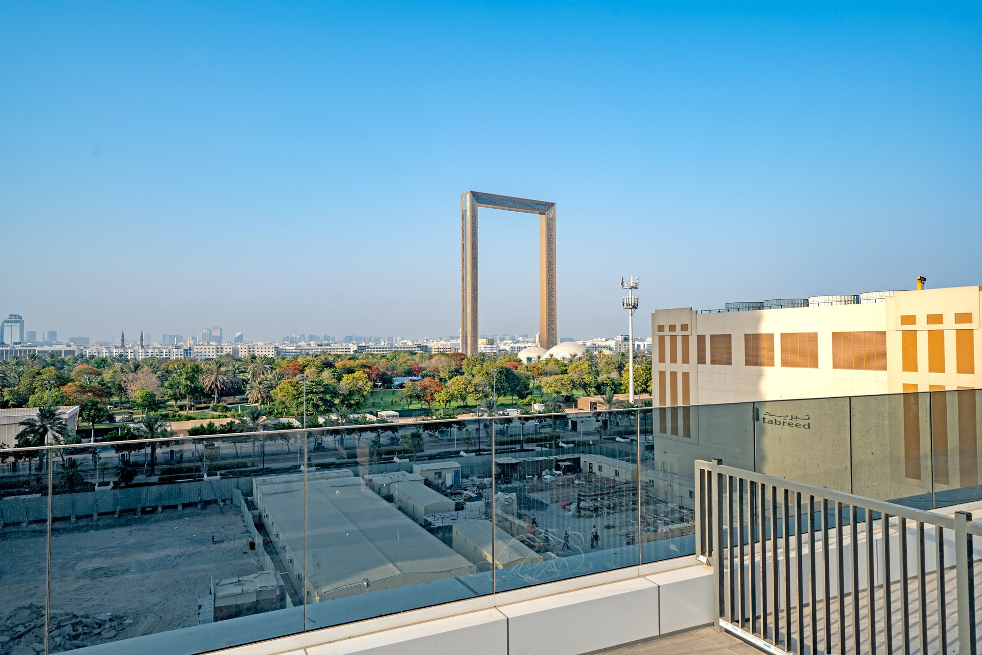 נוף עירוני שבו נראה מרחוק מונומנט “דובאי פריים”, כשברקע נראים בנייני “ווסל 1 רזידנס” המודרניים, עצים ירוקים ואתר בנייה, תחת שמיים כחולים וצלולים. נוף עירוני שבו נראה מרחוק מונומנט "דובאי פריים", כשברקע נראים בנייני "ווסל 1 רזידנס" המודרניים, עצים ירוקים ואתר בנייה, תחת שמיים כחולים וצלולים.